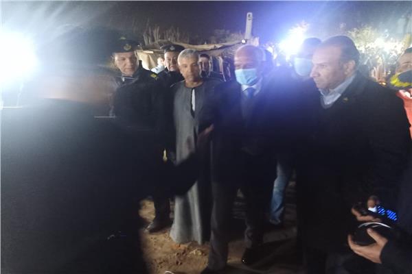 محافظ الجيزة يتفقد موقع حادث سقوط سيارة بفرع رشيد بمنشأة القناطر