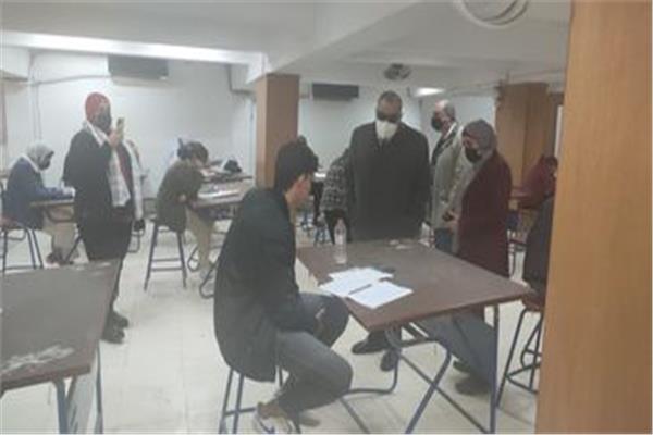 رئيس جامعة حلوان خلال الجولة 