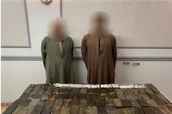 المتهمين وبحوزتهم المضبوطات
