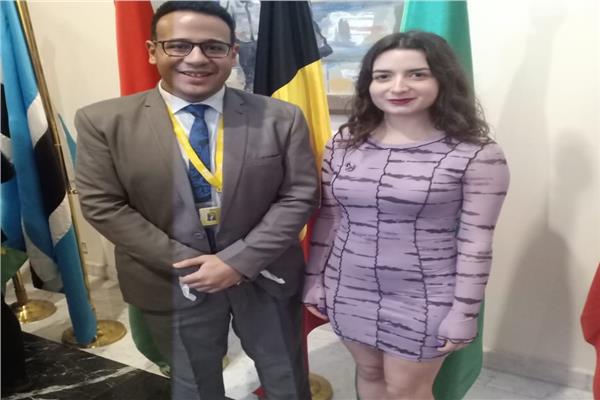 محرر بوابة اخبار اليوم مع احدى المشاركات بالمنتدى 