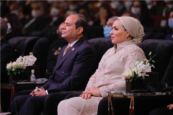 الرئيس السيسي وقرينته يشاهدان عروض مسرح شباب العالم