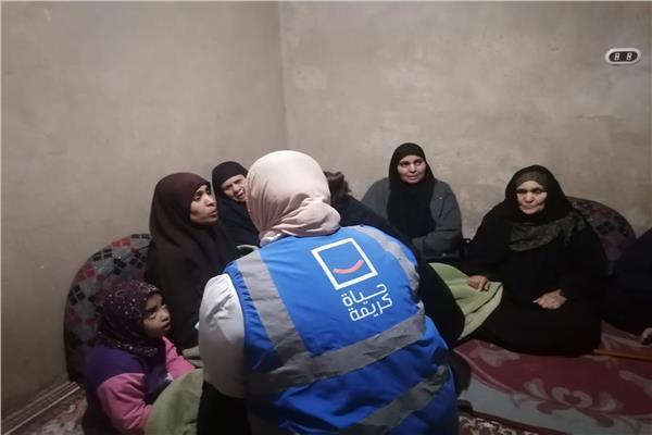  منسق حياه كريمه بالمنوفيه يقدم التعازي ويسلم مساعدات الأهالي الشهداء ..صور