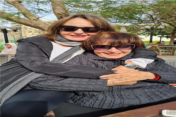 الفنانة القديرة سميرة أحمد وإبنتها جليلة