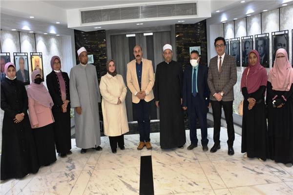 محافظ أسوان يلتقي وفد قافلة "البحوث الإسلامية" ويشيد بدور الأزهر المجتمعي والتوعوي