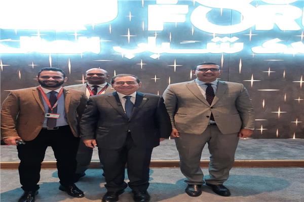 «الملا» يلتقي شباب قطاع البترول المشاركين في منتدى شباب العالم