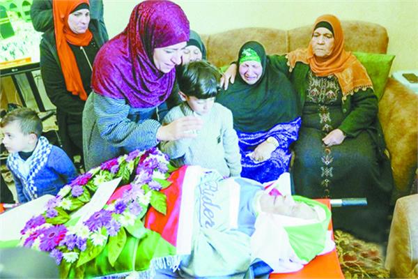 آسى وحزن لأسرة الشهيد حول جثمانه