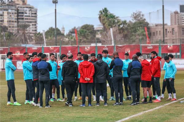 موسيماني يحاضر لاعبي الأهلي استعدادًا لمباراة الإسماعيلي 