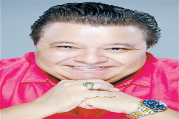  المخرج خالد جلال مع أبطال العرض المسرحى «كنا واحد»