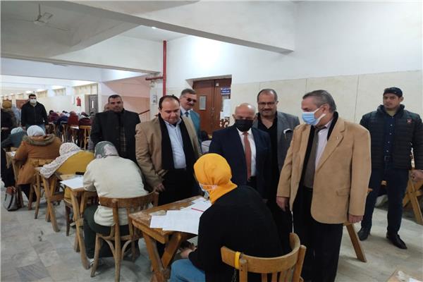 رئيس جامعة الزقازيق خلال الجولة