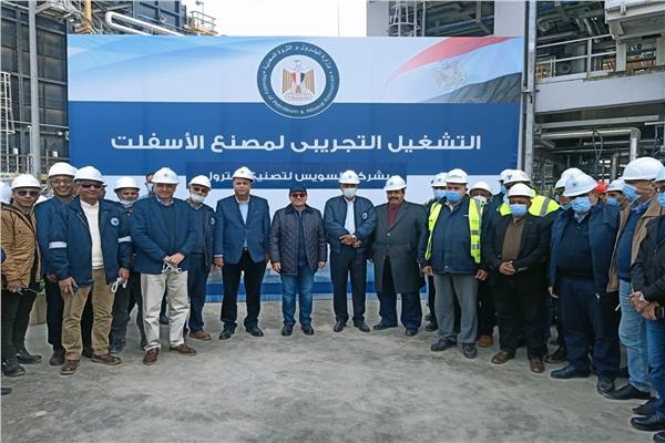وزير البترول خلال تفقده التشغيل التجريبي لمصنع إنتاج الاسفلت