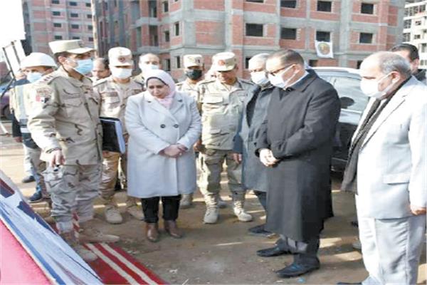 محافظ الشرقية يستمع إلى شرح حول مشروع التطوير العمرانى