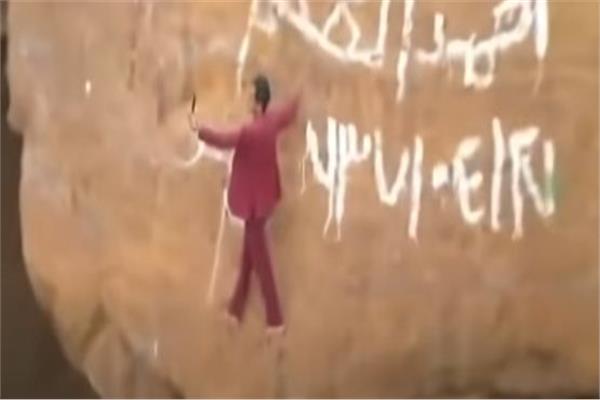 جنون السيلفي ..شاب يمني ينزل الى فوهة بركان لٲخذ صوره