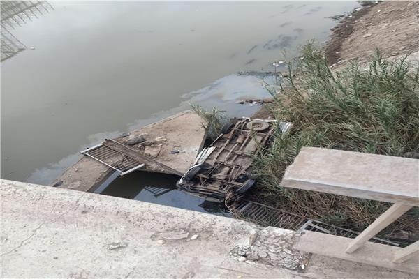 سقوط سيارة ربع نقل من اعلي كوبري
