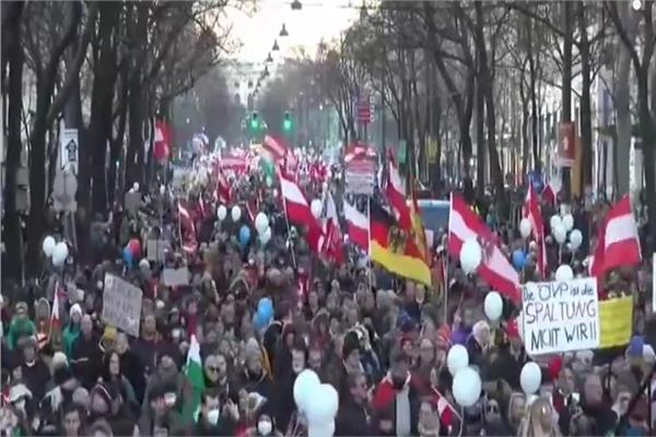 الاف النمساويين يحتجون على إلزامية لقاحات كورونا