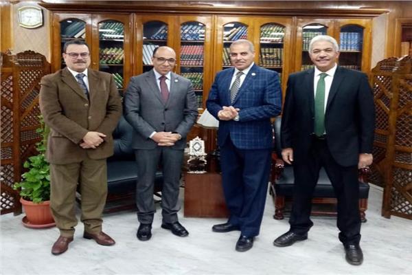 رئيس جامعة الأزهر يكرم الدكتور هاني عبدالجواد