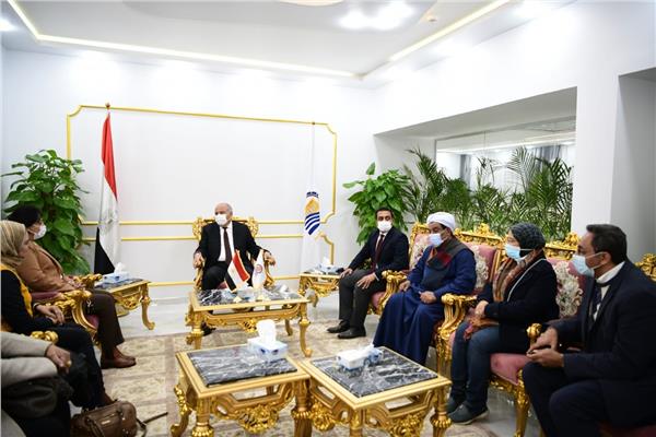 محافظ قنا خلال اللقاء