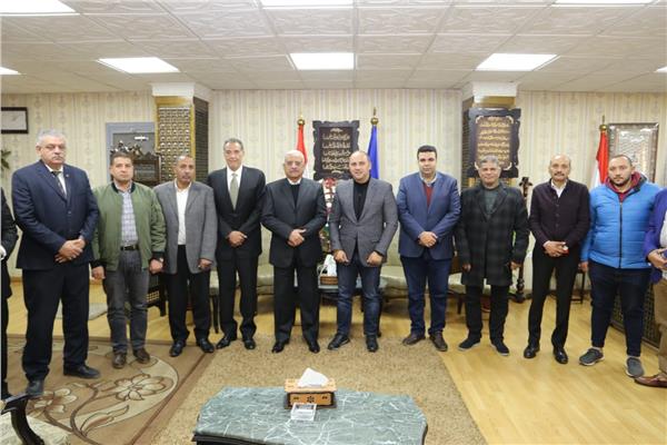 محافظ السويس يبحث مع وفد القابضة