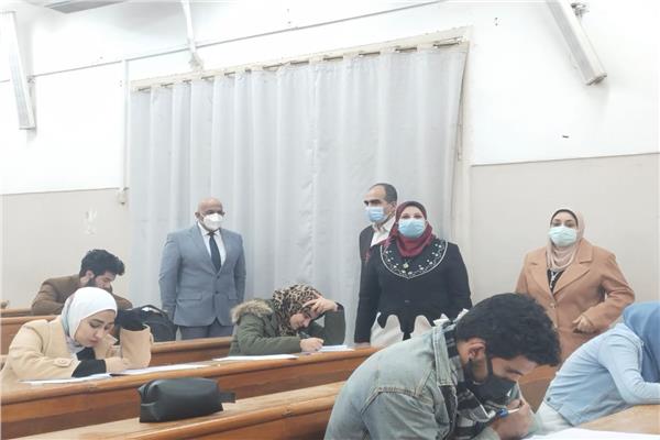 نائب رئيس جامعة الزقازيق خلال تفقد الامتحانات