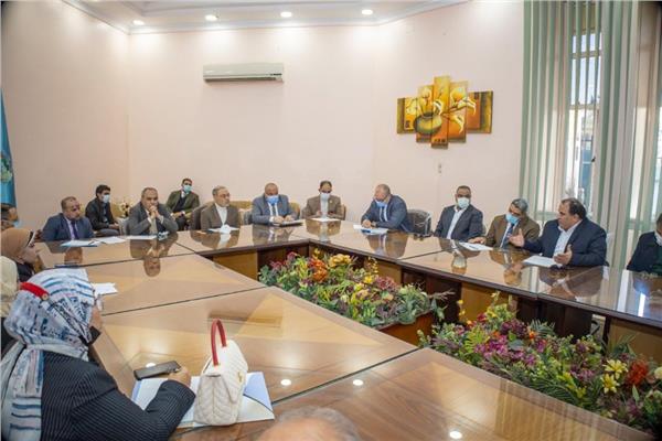 رئيس جامعة طنطا خلال الاجتماع