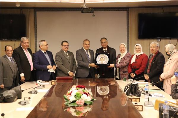 رئيس جامعة الأزهر يكرم الدكتور هشام فرهود لبلوغه السن القانونية ويشيد بكلية طب البنات 