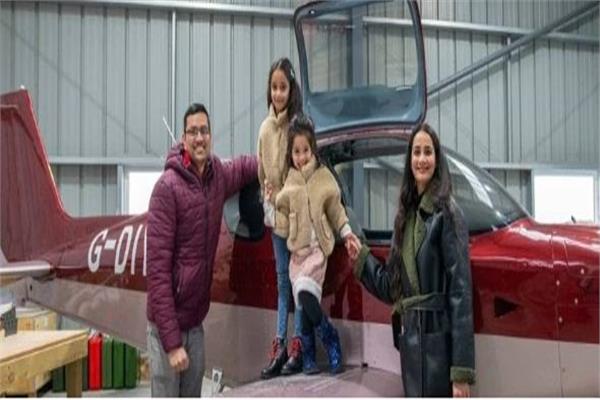 أب يصنع طائرة خاصة لعائلته داخل حديقة المنزل