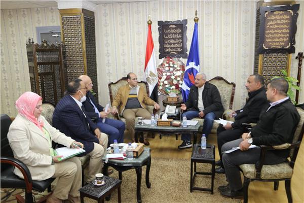 صقر يبحث مع نواب الشيوخ حل مشكلات المواطنين في السويس  