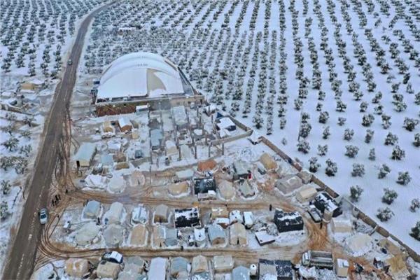 عاصفة ثلجية تضرب مخيمات النازحين