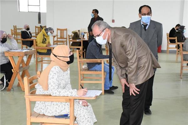 رئيس جامعة قناة السويس يتابع سير العملية الإمتحانية  بلجان الطلاب ذوي الإحتياجات الخاصة