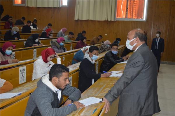  رئيس جامعه جنوب الوادي يؤكد توفير لجان خاصه للحالات المرضية والحالات الطارئة بالامتحانات  