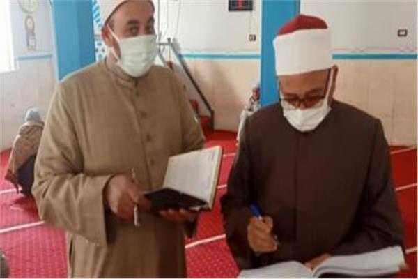 وكيل أوقاف المنيا يحيل المخالفين لتعليمات الوزارة للتحقيق 