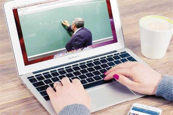 طلاب الثانوية العامة ينجذبون لدروس الأونلاين