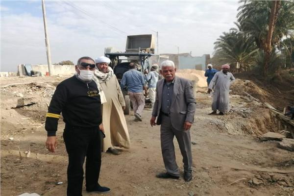 رئيس مدينة الأقصر يتابع موقع إحلال وتجديد كوبرى نجع القباحي 