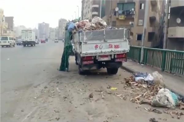 مخلفات على الطريق الدائري بالوراق