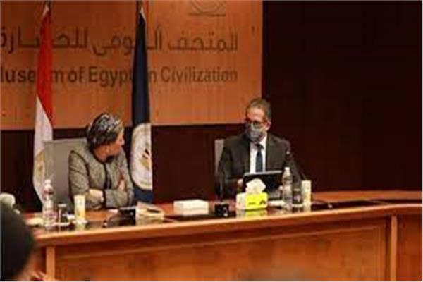 وزيرالسياحة والآثار و وزيرة البيئة 