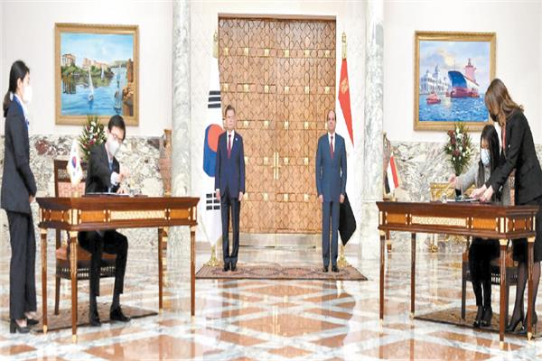 الرئيس عبد الفتاح السيسى ونظيره الكورى الجنوبى يشهدان التوقيع 