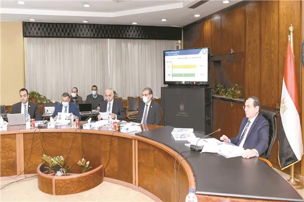 وزير البترول اثناء اجتماعه لاعتماد الموازنة التخطيطية