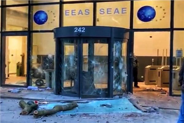 تكسير واجهات مبني مفوضية الاتحاد الاوروبي بالعاصمة البلجيكية بروكسيل