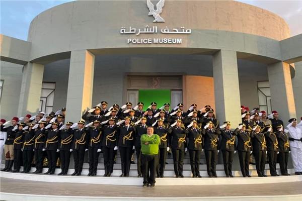 صورة تذكارية من امام متحف الشرطة