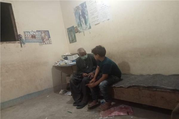 أشهر «مُجبر شعبي».. «نادي» يداوي كسور العظام لأهل المنيا