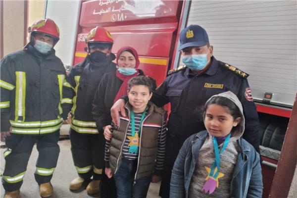  رواد مركز الإبداع الفنى بدمنهور يهنئون رجال الحماية المدنية بالبحيرة بعيد الشرطة 