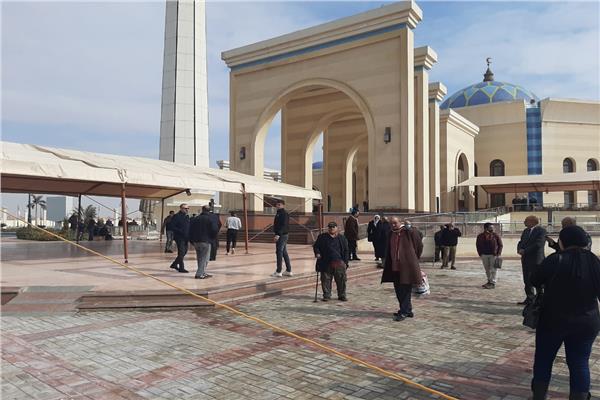 الصحفيين فى انتظار وصول جثمان الكاتب الراحل ياسر رزق