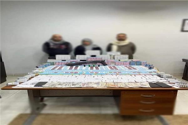 المتهمين وبحوزتهم المضبوطات