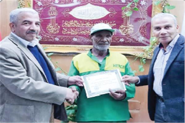 الغردقة تكرم عمال النظافة