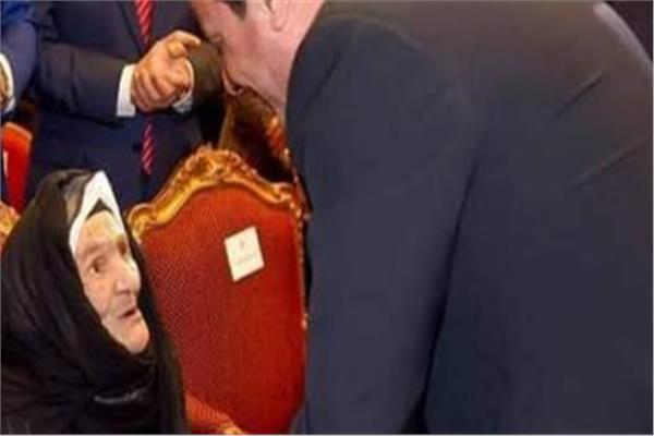 الرئيس السيسي خلال تكريم الحاجة فهيمة