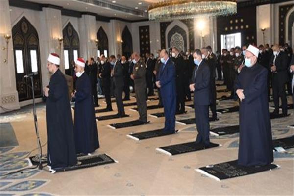 وزير الداخلية خلال أداء صلاة الجمعة