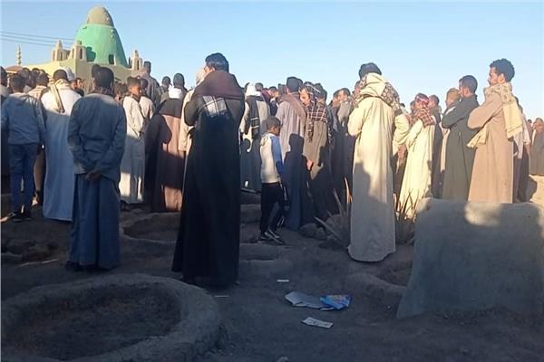 تشييع جثماني ضحيتي الفطير والعسل في قنا