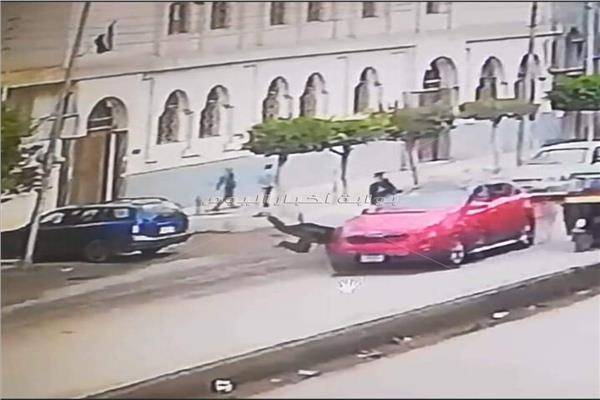 سيارة مسرعة تطيح بشاب بالمحلة الكبرى