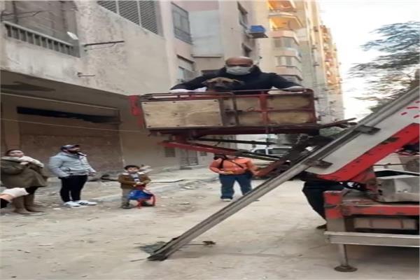  الأمن ينقذ كلبين من برودة الجو بشرفة بالمعادي
