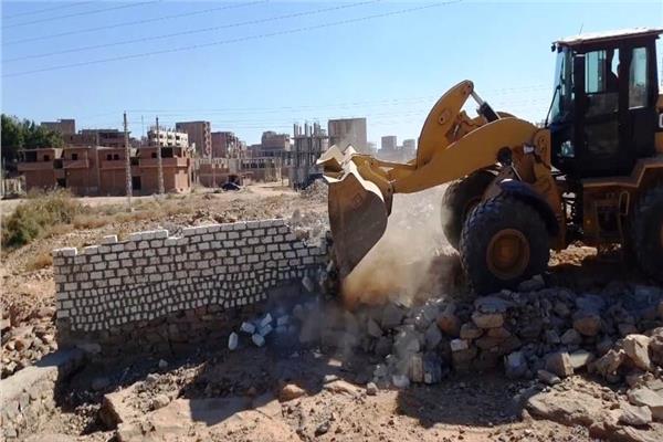 محافظ أسوان يتابع إزالة التعديات ضمن الموجة الـ19 بحي الصداقة