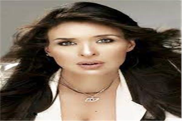 الفنانة والراقصة الإستعراضية دينا